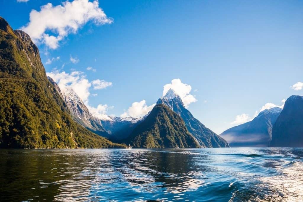 milford sounds fjord new zealand