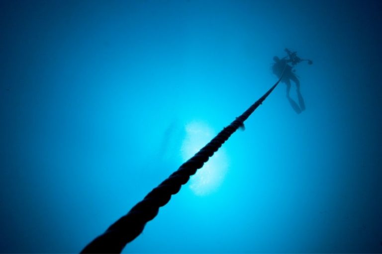 deep diver on a rope