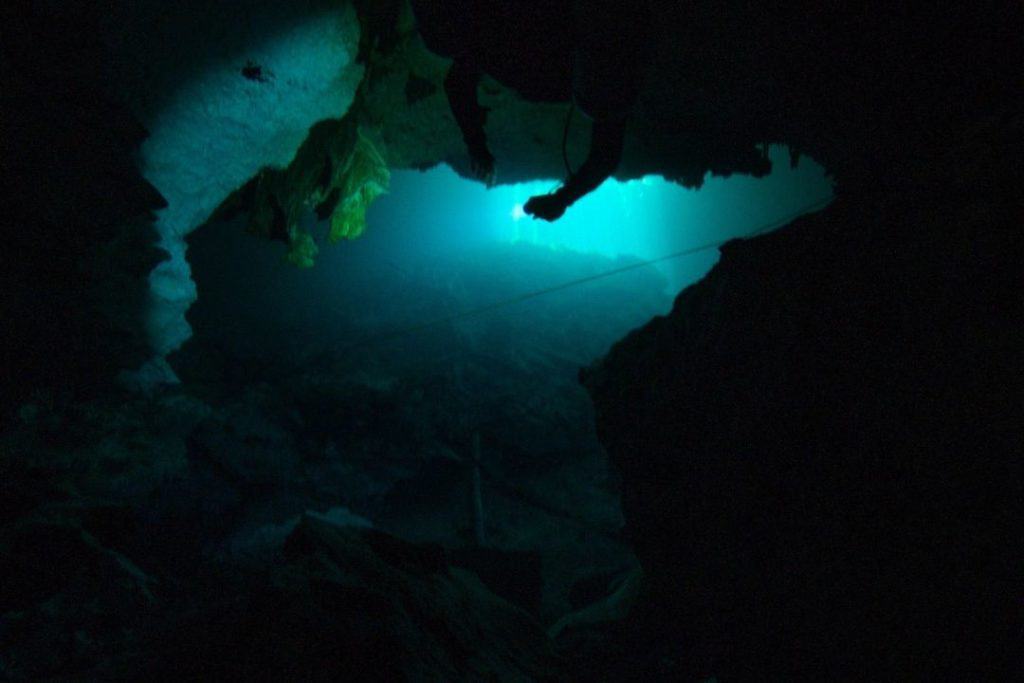 scuba diving life line in a cave